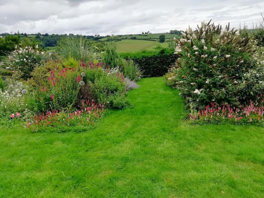 Country Home With Gardens นิวทาวน์ ภายนอก รูปภาพ